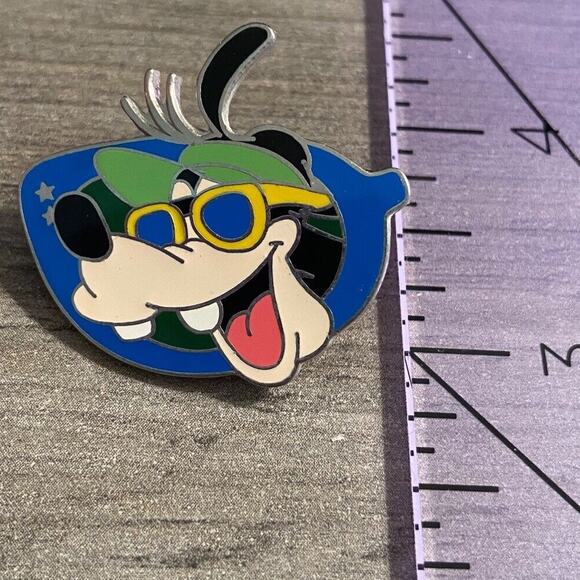 WDW Cast Lanyard Collection 1 - Blue Goofy Sunglasses Disney Trading Pin 2006 - Picture 2 of 3